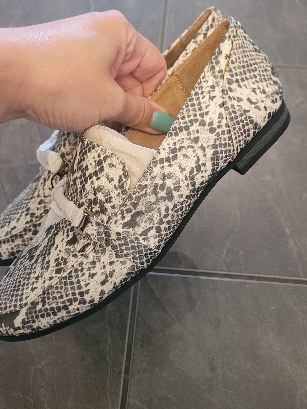 2/20 Women's Snake-Print Slip-On Loafers in Black & White Nwt - Picture 4 of 6